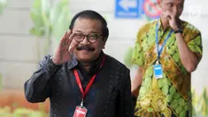 Mantan Gubernur Jawa Timur Soekarwo tiba di Gedung KPK, Jakarta, Rabu (28/8/2019). Soekarwo menjadi saksi untuk tersangka Ketua DPRD Tulungagung Supriyono terkait pembahasan, pengesahan, dan pelaksanaan APBD dan/atau APBD Perubahan Kabupaten Tulungagung TA 2015-2018.  (merdeka.com/Dwi Narwoko)