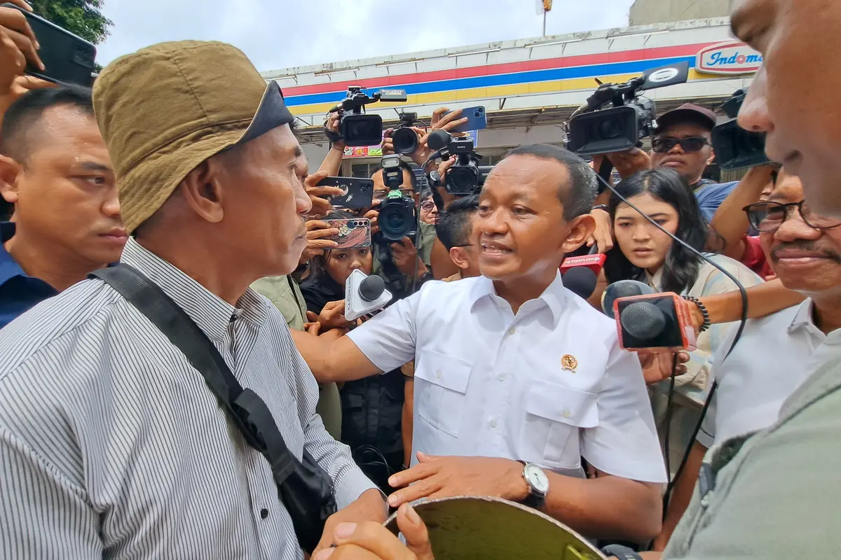 Kehadiran Menteri ESDM Bahlil Lahadalia, diwarnai aksi protes warga yang mengaku kesulitan mencari LPG 3 Kg selama sepekan terakhir, di Tangerang, Selasa (4/2/2025).