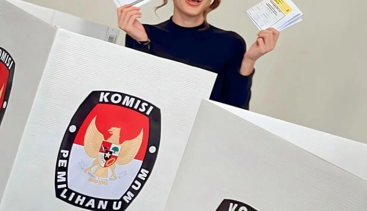 <p>Saat datang ke TPS, Cinta tampil dengan makeup flawlessnya. Mengaplikasikan lipstik nude yang pas di bibirnya. [@claurakiehl]</p>