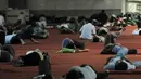 Umat muslim tidur di lantai dasar Masjid Istiqlal, Jakarta, Senin (13/5). Masjid Istiqlal masih menjadi pilihan warga baik dari dalam maupun luar Jakarta beristirahat, bahkan tidur usai melaksanakan salat guna menghindari batal puasa akibat teriknya suhu di Ibu Kota. (merdeka.com/Iqbal S. Nugroho)