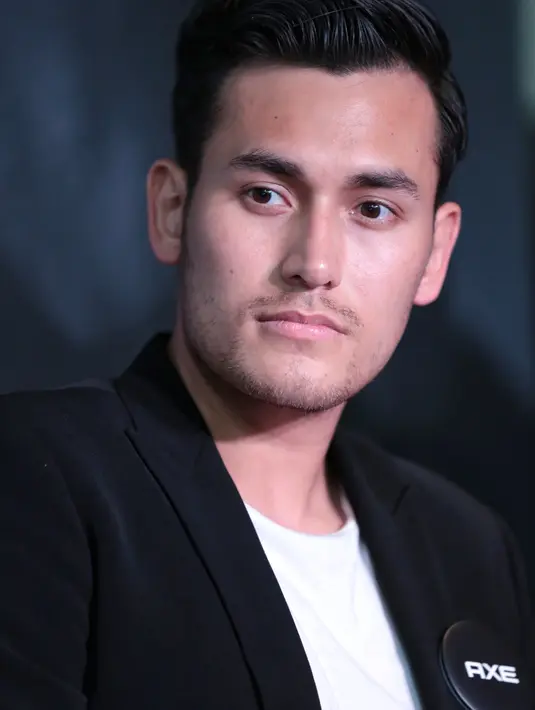 "Sebagai aktor kita selalu sembunyi di balik topeng karakter orang lain. Di sini gue menjadi diri gua sendiri, waduh," ujar aktor 29 tahun itu. (Adrian Putra/Bintang.com)