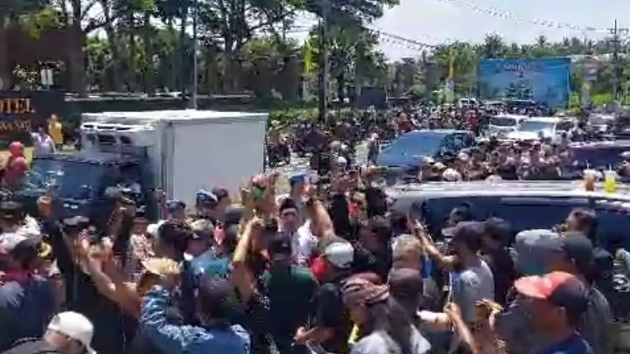 Massa dari kedua paslon calon bupati dan wakil bupati Banyuwangi lakukan aksi unjuk rassa di Depan hotel El Royal tempat rekapitulasi suara Pilkada 2024 di Banyuwangi (Istimewa)