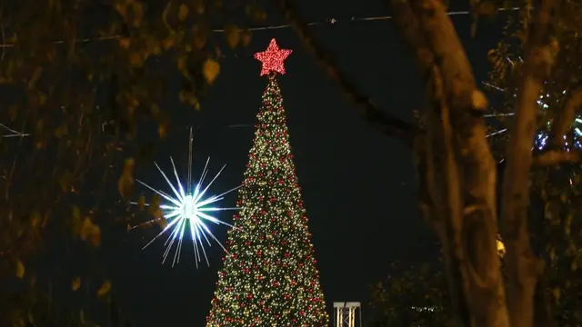Pohon Natal menyala di Manger Square, Betlehem, Tepi Barat, pada 6 Desember 2025.