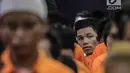 Para tersangka dihadirkan saat rilis sejumlah kasus kejahatan di Resmob Polda Metro Jaya, Rabu (6/3). Pada rilis gabungan itu petugas berhasil mengungkap sebanyak lima kasus diantaranya dua tersangka terpaksa ditembak kakinya. (Liputan6.com/Faizal Fanani)
