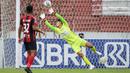 Kiper Persipura Jayapura, Fitrul Dwi Rustapa kebobolan gol kedua saat menghadapi Bhayangkara FC dalam laga pekan ke-15 BRI Liga 1 2021/2022 di Stadion Moch. Soebroto, Magelang, Kamis (02/12/2021). (Bola.com/Bagaskara Lazuardi)