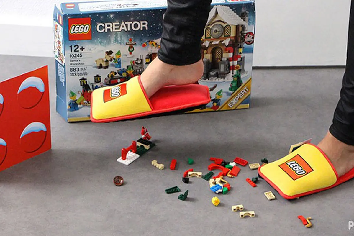 Sendal Lego lindungi kaki orang tua dari potongan Lego yang berserakan