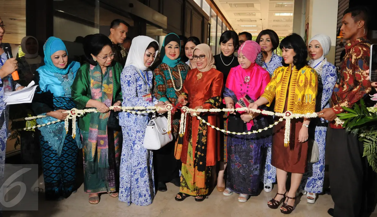Istri Wakil Presiden, Mufidah Jusuf Kalla (tengah) bersiap membuka pameran 41 tahun IWAPI di Kementerian Perindustrian, Jakarta, Kamis (10/3/2016). 41 tahun IWAPI dimeriahkan dengan pameran produk kerajinan. (Liputan6.com/Helmi Fithriansyah)