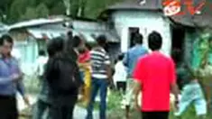 Suasana Desa Hutauruk di Tapanuli Utara masih mencekam setelah pembakaran tiga warga akibat isu santet. Polisi menetapkan 15 tersangka dan tiga lainnya buron.