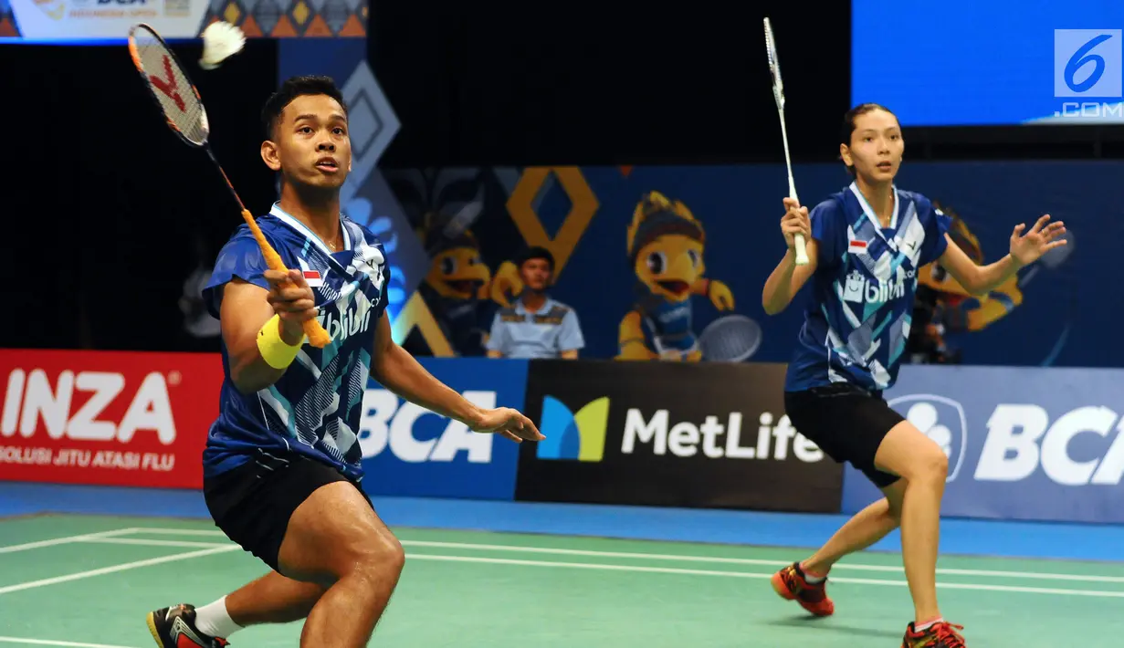 Ganda Campuran Indonesia, Edi Subaktiar/Gloria Emanuelle Widjaja saat melawan Yuta Watanabe/Arisa Higashino (Jepang) di laga pertama Indonesia Open 2017 di Jakarta, Selasa (13/6). Edi/Gloria kalah 18-21, 21-13, 17-21. (Liputan6.com/Helmi Fithriansyah)