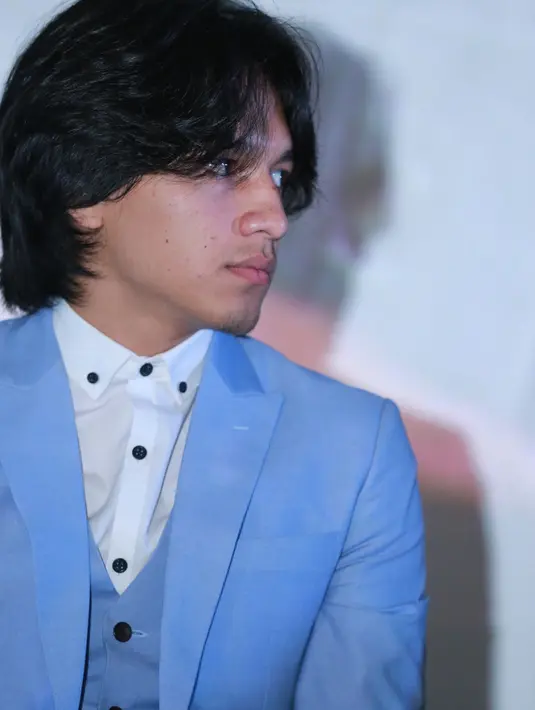 "Kalau Surat Cinta Untuk Starla kan lagunya di view lebih dari seratus juta orang dan kelihatan banget disukai banyak orang, takutnya nggak bisa ngimbangin bapernya. Tapi di semangatin sih," ujar Jefri Nichol. (Adrian Putra/Bintang.com)