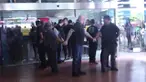 Begitu menjejakkan kaki di bandara Soekarno-Hatta, 5 Seconds of Summer langsung disambut puluhan penggemarnya.