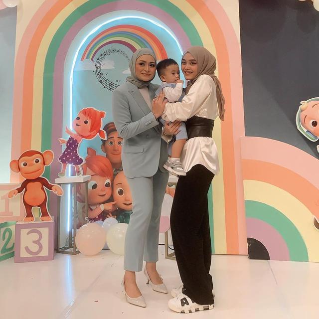 6 Potret Akur Putri Delina dan Nathalie Holscher di Ulang Tahun Baby Adzam