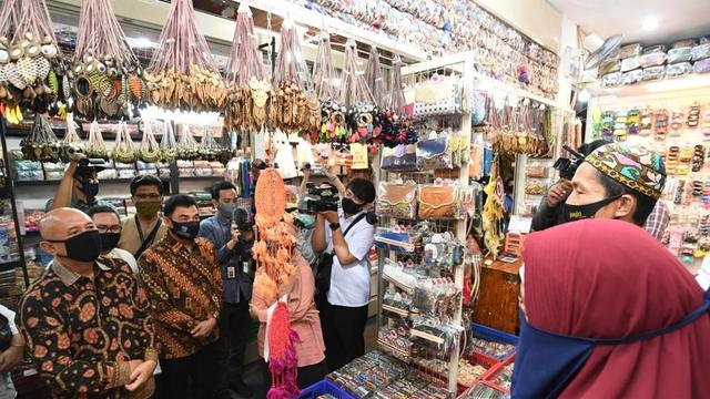 Menteri Koperasi dan UKM Teten Masduki melakukan kunjungan ke pasar Beringharjo, untuk menginvetaris dampak Covid-19. (Dok Kemenkop)