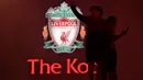 Fans merayakan Liverpool memenangkan gelar Liga Premier menyusul kemenangan 2-1 Chelsea atas Manchester City di luar stadion Anfield, Inggris (25/6/2020). Liverpool meraih mahkota juara Liga Premier Inggris setelah mengakhiri gelar selama 30 tahun penantian.  (AFP Photo/Paul Ellis)