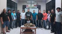 Tersangka dan barang bukti tulang harimau sumatra yang dibawa ke Polres Indragiri Hulu. (Liputan6.com/M Syukur)