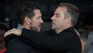 Pelatih Barcelona, Hansi Flick (kanan) bersalaman dengan pelatih Atletico Madrid, Diego Simeone dalam laga leg 1 semifinal Copa del Rey 2024/2025 di Estadi Olimpic Lluis Companys, Barcelona, Rabu (26/02/2025) dini hari WIB. (AFP/Lluis Gene)