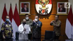 Ketua Komisi Pemberantasan Korupsi, Firli Bahuri (kedua kanan) usai mengumumkan hasil penilaian dalam rangka pengalihan status kepegawaian di Gedung KPK, Jakarta, Rabu (5/5/2021). Dari 1.351 pegawai KPK yang mengikuti tes wawasan kebangsaan, 75 orang tidak lulus. (Liputan6.com/Helmi Fithriansyah)