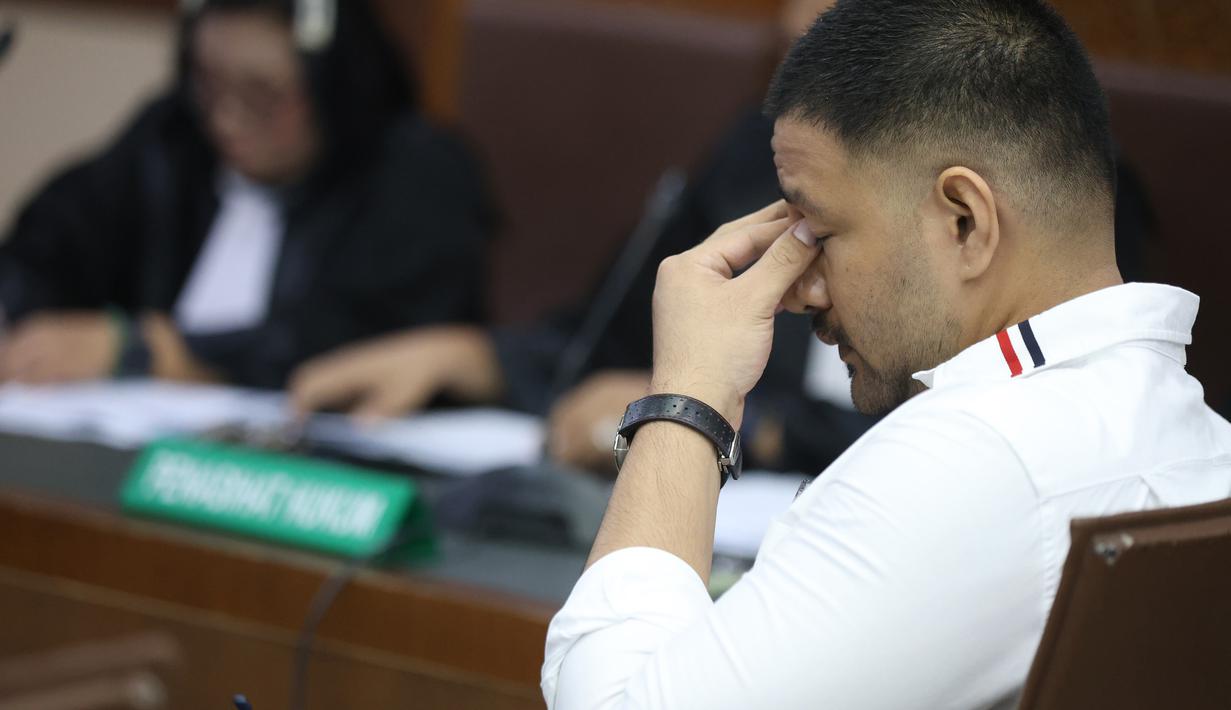 Ia bahkan mengaku paham berbagai modus dan sistem yang berjalan di dalam rutan tersebut, termasuk adanya praktik pungutan liar. Tampak dalam foto, terdakwa kasus dugaan peredaran narkotika di Rumah Tahanan (Rutan) Salemba, Ammar Zoni, saat menjalani sidang lanjutan di Pengadilan Negeri Jakarta Pusat (PN Jakpus), Jakarta, Kamis (8/1/2026). (Kapanlagi.com/Budy Santoso)