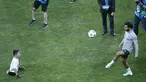 Gelandang Liverpool, Mohamed Salah saat bermain bola dengan seorang anak tanpa kaki saat sesi pelatihan jelang bertanding melawan Chelsea pada Piala Super Eropa 2019 di Stadion Taman Besiktas, di Istanbul (13/8/2019). (AP Photo/Lefteris Pitarakis)