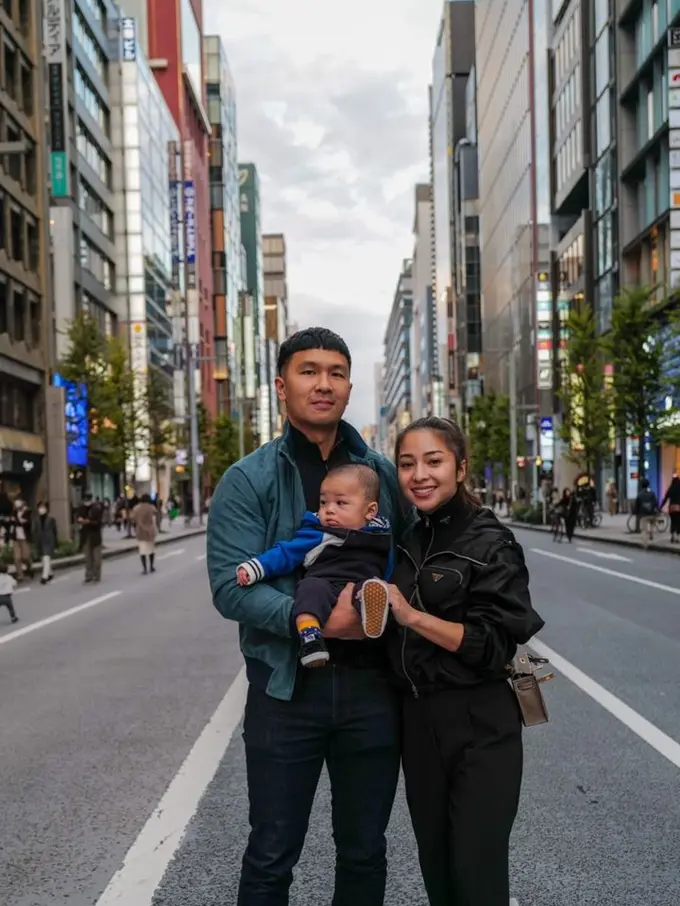 6 Gaya Nikita Willy dan Indra Priawan Liburan di Jepang, Tetap Stylish Sambil Momong Baby Izz