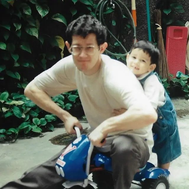 6 Potret Lawas Maxime Bouttier dan Ayahnya, Masa Kecil Penuh Kenangan Manis
