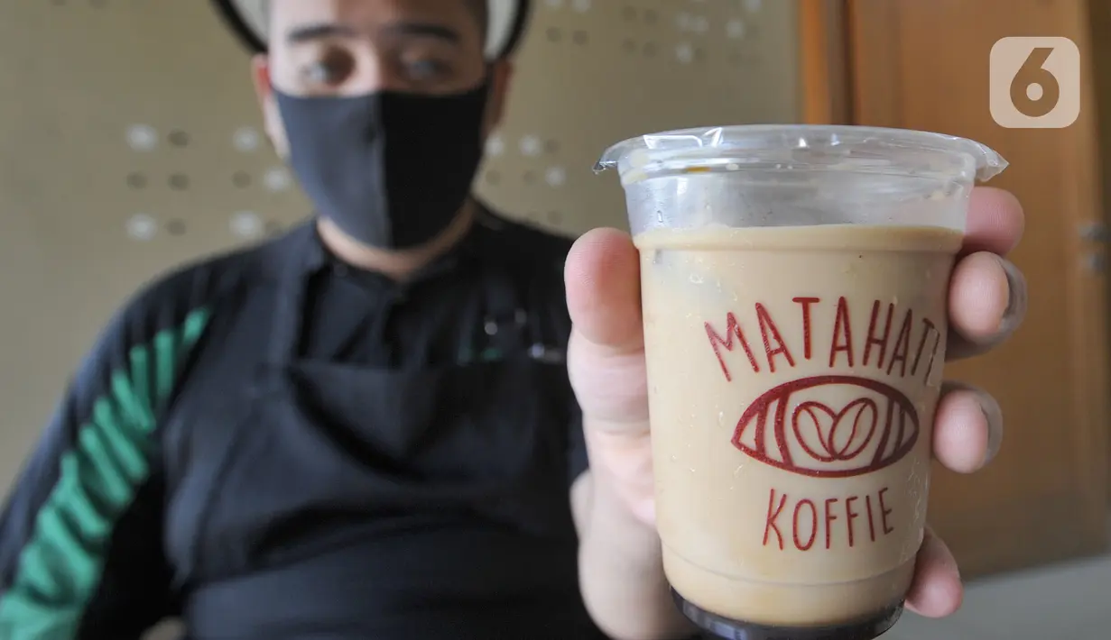 Ahmad Hilmy Almusawa, pemuda 22 tahun penyandang tunanetra  menunjukkan kopi racikannya di Mata Hati Koffie di Jalan Cabe, Pondok Cabe Ilir, Pamulang, Tangerang Selatan, Banten, Selasa (21/7/2020). (merdeka.com/Arie Basuki)