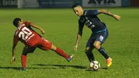 Juan Pablo Pino berduel melawan Riko Simanjuntak dalam laga Semen Padang versus Arema FC, Jumat (21/7/2017) di Stadion H Agus Salim. (Bola.com/Iwan Setiawan)