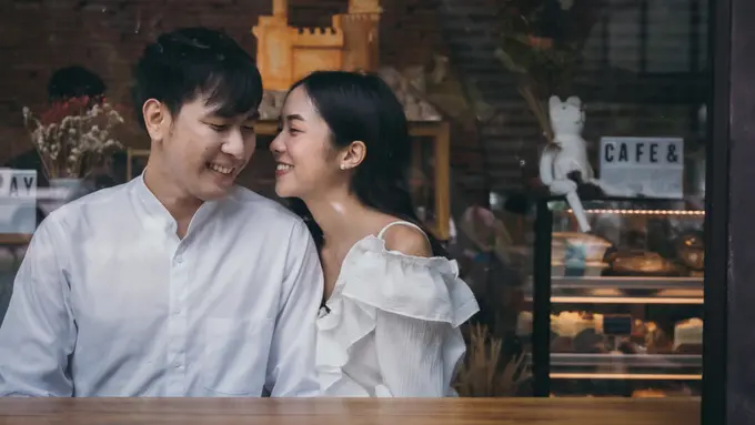 couple romantis bahagia