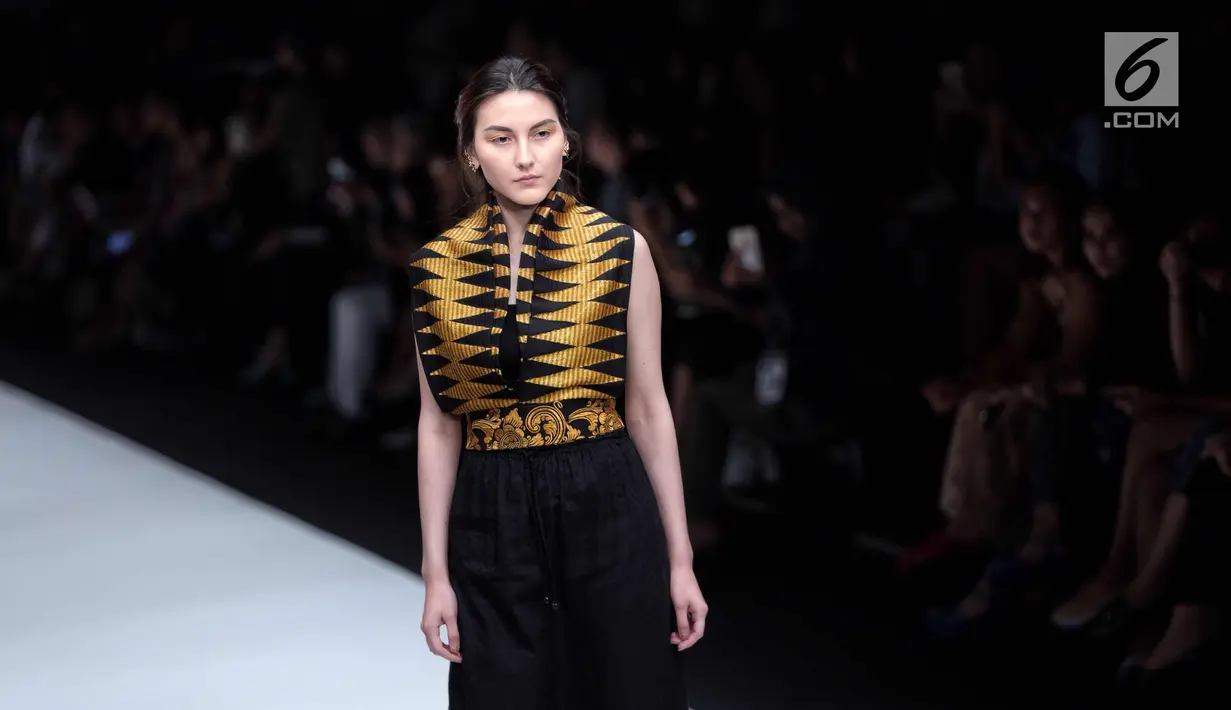 Model berjalan diatas catwalk membawakan rancangan karya Paulina Katarina dalam Jakarta Fashion Week 2018 di Senayan City, Jakarta, Kamis (26/10). (Liputan6.com/Faizal Fanani)