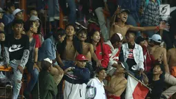 Suporter tim Garuda bersorak saat menyaksikan kemenangan Timnas Indonesia U-16  atas Singapura U-16 di laga persahabatan di Stadion Wibawa Mukti, Kab Bekasi, Kamis (8/6). Indonesia U-16 menang telak 4-0. (Liputan6.com/Helmi Fithriansyah)