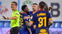 Bek AS Roma, Aleksandar Kolarov (tengah) berselebrasi dengan rekan-rekannya usai mencetak gol ke gawang SPAL pada pertandingan lanjutan Liga Serie A Italia di stadion Paolo Mazza di Ferrara, Italia, Rabu, (22/7/2020). Roma menang telak 6-1 atas SPAL. (Fabio Rossi/LaPresse via AP)