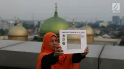 Petugas melakukan pemantauan dengan Gawang Pembidik Hilal (GPH) di atap gedung Kanwil Kementrian Agama, Jakarta Timur, Jumat (26/5). (Liputan6.com/Angga Yuniar)