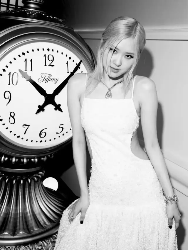 9 Gaya Elegan Rose BLACKPINK Pakai Gaun Cut Out Putih Saat Hadiri Acara Tiffany & Co, Akrab dengan Florence Pugh dan Gal Gadot