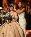 Perempuan 20 tahun tersebut mengalahkan 30 kontestan lainnya. Miss Prancis sebelumnya, Indira Ampiot memberikan mahkota kepada Gilles yang mengenakan ball gown keemasannya. [@simacouture_paris]