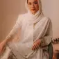 Kecantikan wanita 39 tahun ini saat pakai kerudung membuat banyak orang terpesona. Bunga Citra Lestari dengan kerudung putih yang menutupi sebagian besar rambutnya, tampak begitu tenang dan manis.(Liputan6.com/IG/@bclsinclair)
