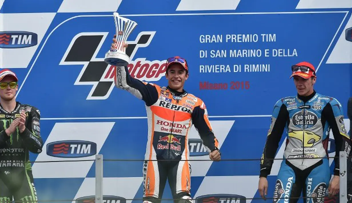 Pebalap Honda, Marc Marquez (tengah), memenangi balap MotoGP San Marino di Sirkuit Misano, Minggu (13/9/2015). (AFP Photo/Alberto Pizzoli)