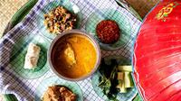 Masyarakat di Belitung memiliki kebiasaan unik makan bersama yang disebut makan bedulang. Yuk kita simak ulasannya berikut ini.