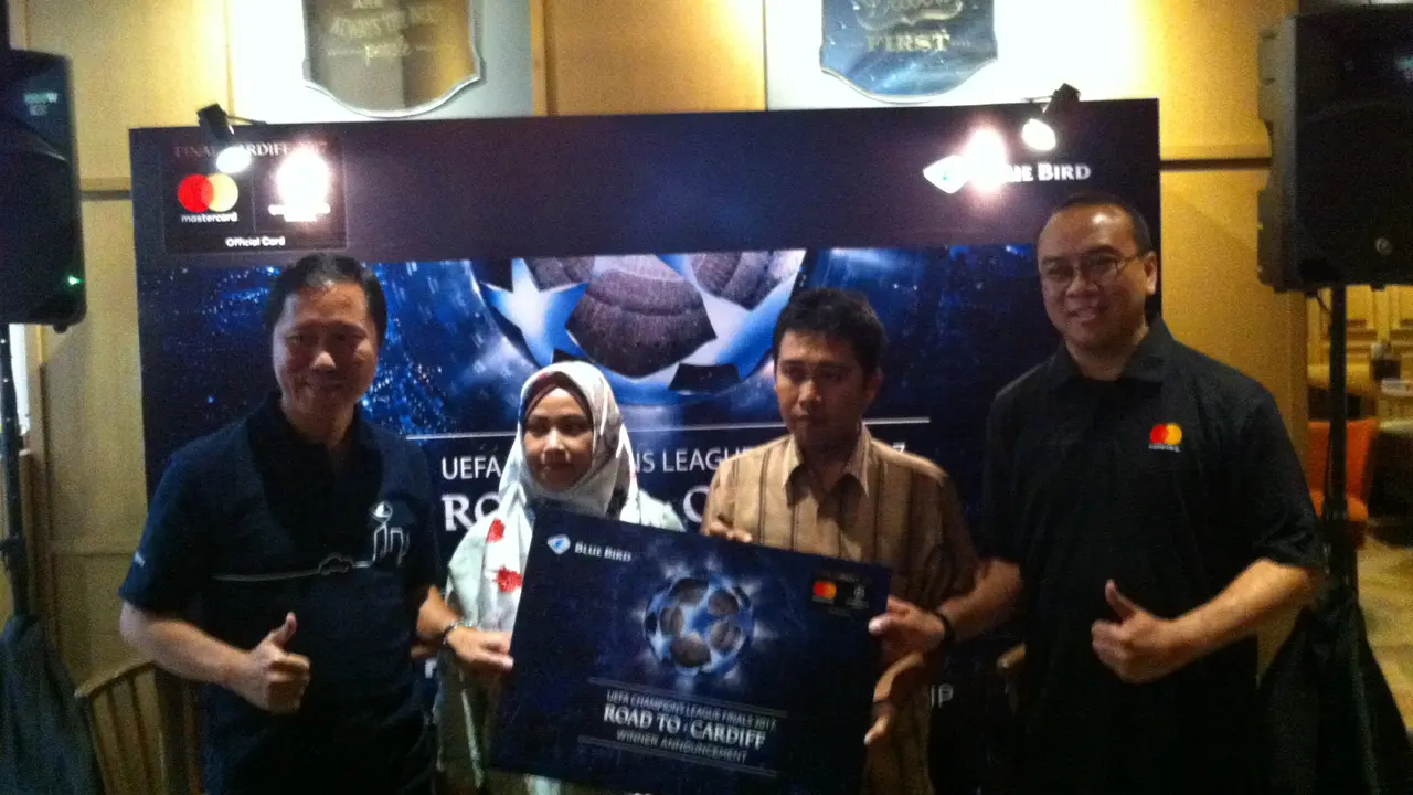 Pemenang Road to Cardif, Sri Wahyuni Purwanti (dua dari kiri) dan Handoyo Subosito (dua dari kanan) berpose dengan Direktur Blue Bird, Sigit P. Djokosoetono (kiri), serta Direktur Mastercard Indonesia, Tommy Singgih, di Jakarta, Selasa (30/5/2017).