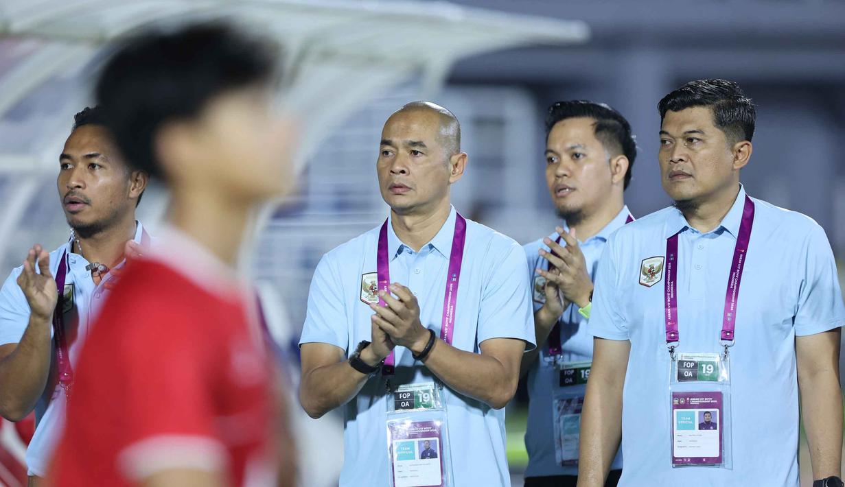 Timnas Indonesia U-17 dipastikan gagal lolos ke semifinal Piala AFF U-17 2026. Tampak dalam foto, ekspresi pelatih Timnas Indonesia, Kurniawan Dwi Yulianto jelang bertanding melawan Vietnam pada laga pamungkas Grup A Piala AFF U-17 2026 di Stadion Gelora Delta, Sidoarjo, Jawa Timur, Minggu (19/4/2026) malam WIB. (Bola.com/M Iqbal Ichsan)