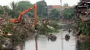 Sebuah eskavator terus melakukan upaya perataan Kampung Pulo, Jakarta, Jumat (21/8/2015). Penggusuran terkait rencana Pemprov DKI Jakarta yang akan melakukan normalisasi Kali Ciliwung. (Liputan6.com/Helmi Fithriansyah)