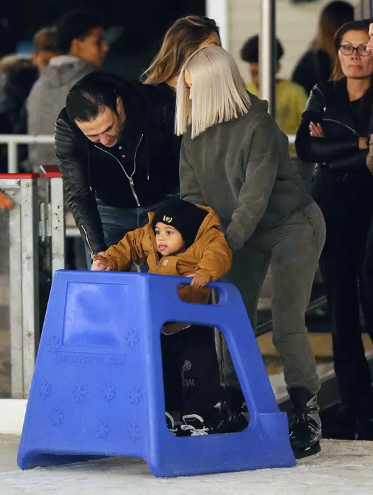 Lucunya, Kim Kardashian benar-benar memerhatikan Saint saat si kecil tersebut mulai bermain. (Brewer - Prahl - Splash News - HollywoodLife)