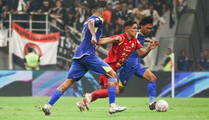 Pemain Persija Jakarta, Van Basty Sousa (tengah) dijaga ketat oleh pemain Arema FC dalam pertandingan persahabatan pramusim yang berlangsung di Jakarta International Stadium (JIS), Jakarta (26/07/2025) malam WIB. (Bola.com/Abdul Aziz)