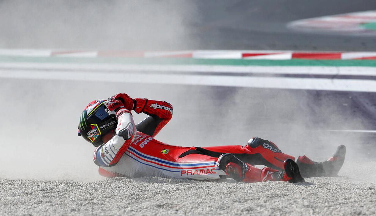 Pembalap Pramac Racing, Francesco Bagnaia, berusaha bangkit saat balapan MotoGP Emilia Romagna di Sirkuit Misano, Italia, Minggu (20/9/2020). Bagnaia yang sempat memimpin balapan gagal menjadi juara setelah terjatuh pada lap ke-21. (AP/Antonio Calanni)