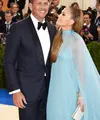 Alex Rodriguez dan Jennifer Lopez pertama kali terlihat bersama pada Maret 2017. Setelahnya mereka selalu terlihat mesra. (Dimitrios Kambouris/Getty/USMagazine)