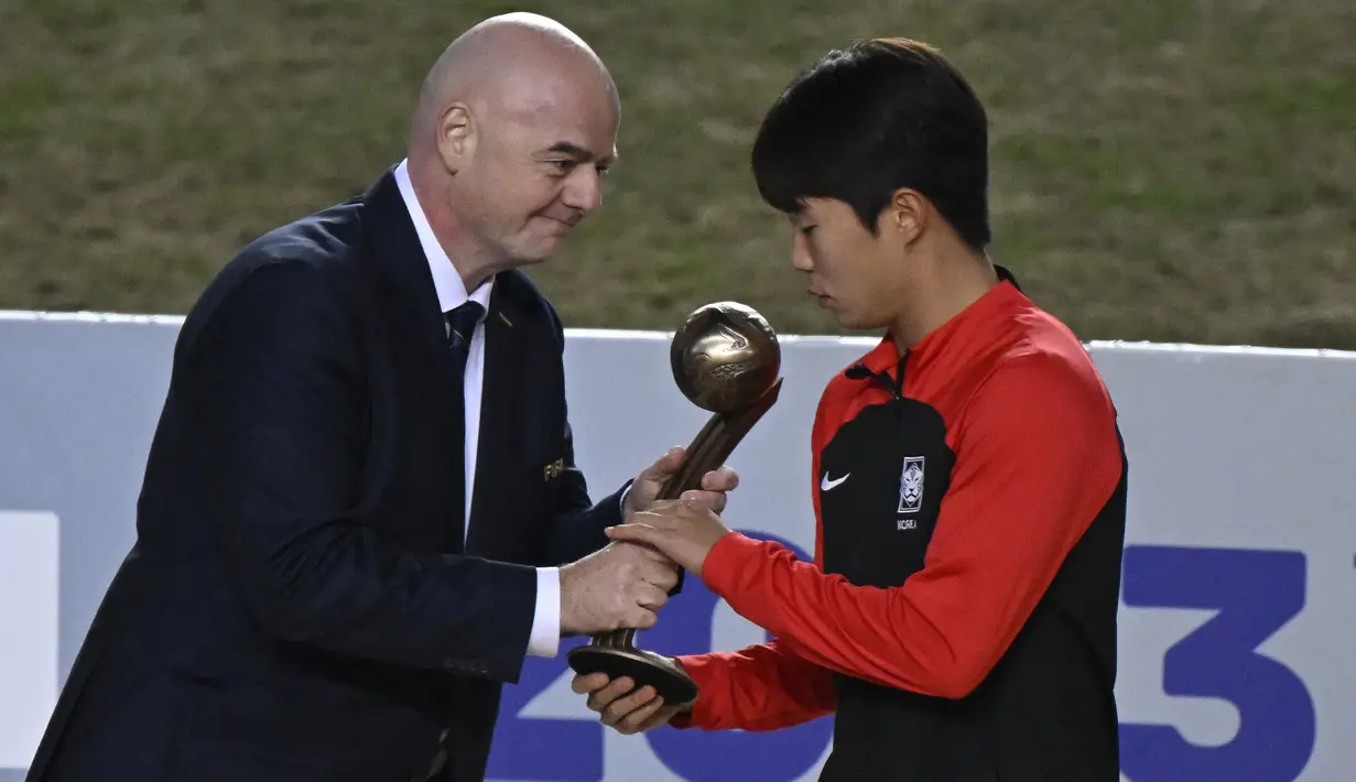Presiden FIFA, Gianni Infantino (kiri) menyerahkan trofi Bronze Ball Award kepada gelandang Korea Selatan, Lee Seungwon setelah laga final Piala Dunia U-20 2023 antara Uruguay menghadapi Italia di Unico Diego Armando Maradona Stadium, La Plata, Argentina, Senin (12/6/2023) dini hari WIB. Lee Seungwon menempati posisi ketiga sebagai pemain terbaik turnamen dan mampu menyumbang 3 gol bagi Korea Selatan. (AFP/Luis Robayo)