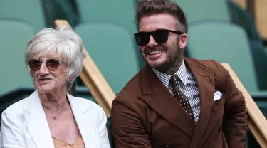 Mantan pesepakbola David Beckham dan ibunya Sandra Georgina West bereaksi dari Royal Box di Centre Court selama pertandingan tenis perempat final tunggal putri antara Simona Halep dari Rumania dan pemain AS Amanda Anisimova pada hari kesepuluh Kejuaraan Wimbledon 2022 di The Klub Tenis All England di Wimbledon, London (6/7/2022). (AFP/Adrian Dennis)