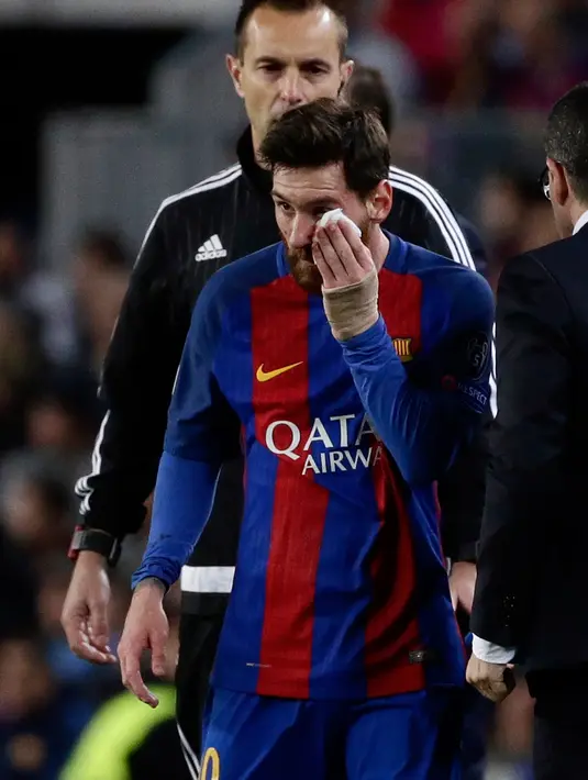 Lionel Messi kembali melanjutkan pertandingan usai mendapat perawatan dari tim medis saat dalam perempat final leg kedua Liga Champions 2017 di Camp Nou, Spanyol, Rabu (19/4). (AP Photo/ Emilio Morenatti)