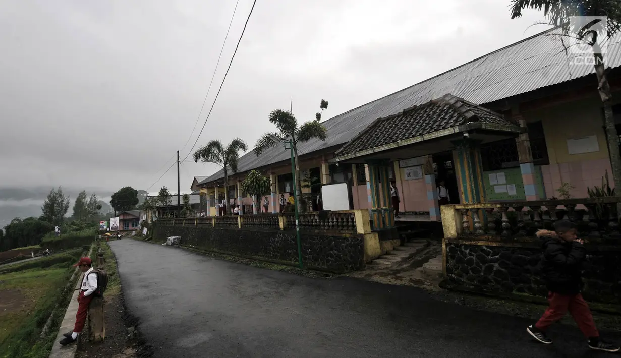 Suasana dari depan Gedung Sekolah Dasar (SD) Negeri 2 Bowongso, Kecamatan Kalikajar, Wonosobo, Jawa Tengah (2/4). Siswa yang bersekolah di SD ini kebanyakan adalah anak-anak petani yang merupakan mayoritas mata pencaharian warga di kaki Gunung Sumbing. (merdeka.com/Iqbal S. Nugroho)