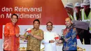 Menkominfo Rudiantara (kedua kiri) bersama Menteri Tenaga Kerja Hanif Dhakiri menerima buku Jokoway dari editor dan penulis di Jakarta, Kamis (27/10). Seminar bertema Era Nawacita dan Relevansi Kepemimpinan Multidimensi. (Liputan6.com/Helmi Fithriansyah)