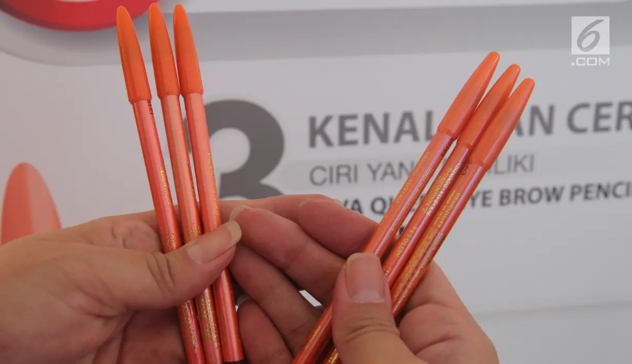 Kosmetik palsu dan asli ditunjukkan saat kampanye Cerdas Memilih dan Menggunakan Kosmetik Aman dan Bermutu di Jakarta, Sabtu (24/11). BPOM berharap Pasar Asemka bisa menjadi pusat kosmetik legal terbesar di Indonesia. (Liputan6.com/Herman Zakharia)